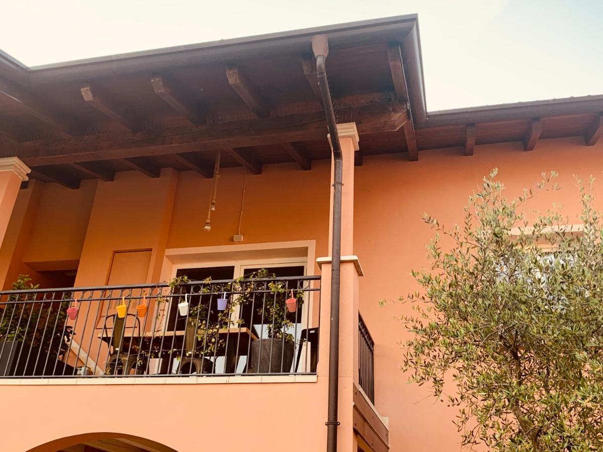 Charming Attic Apartment With Balcony & Swimming Pool Desenzano del Garda Exterior foto