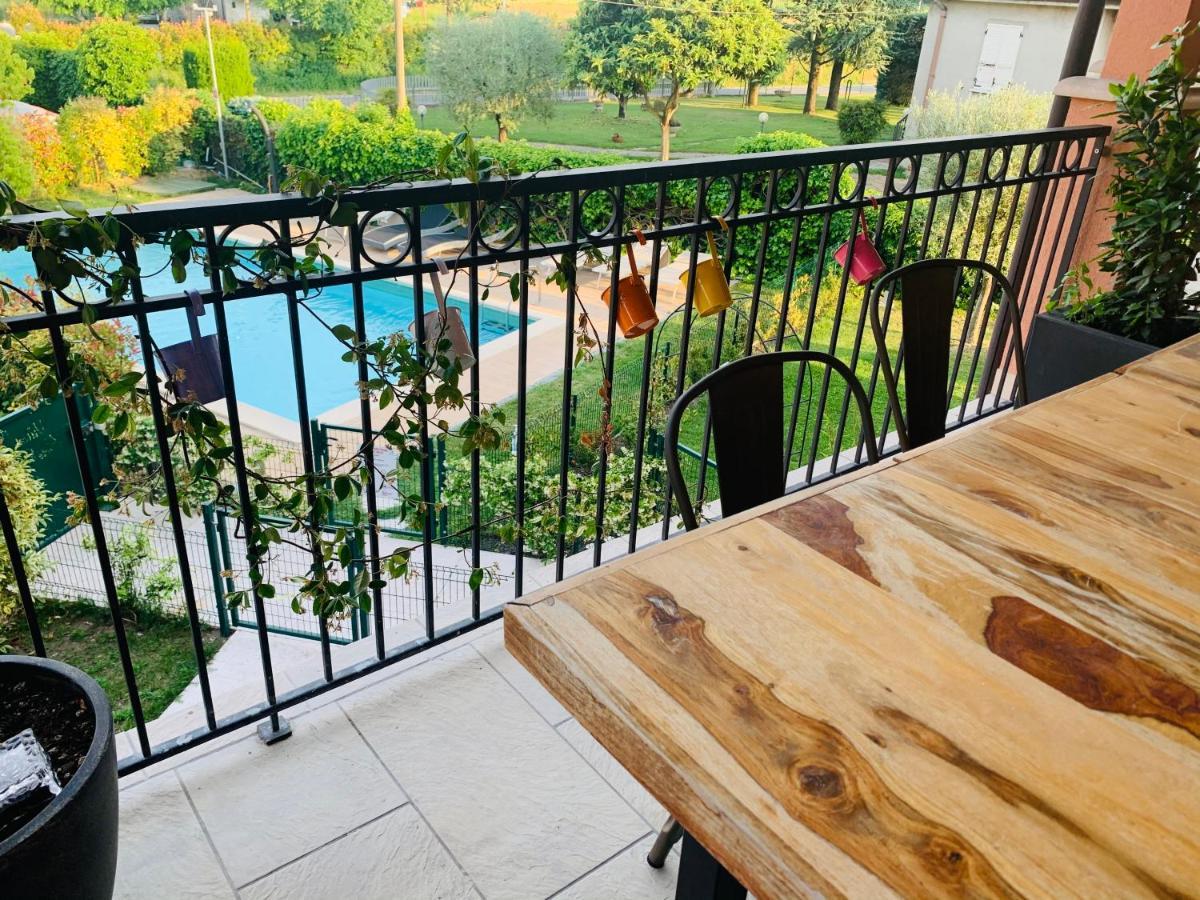 Charming Attic Apartment With Balcony & Swimming Pool Desenzano del Garda Exterior foto